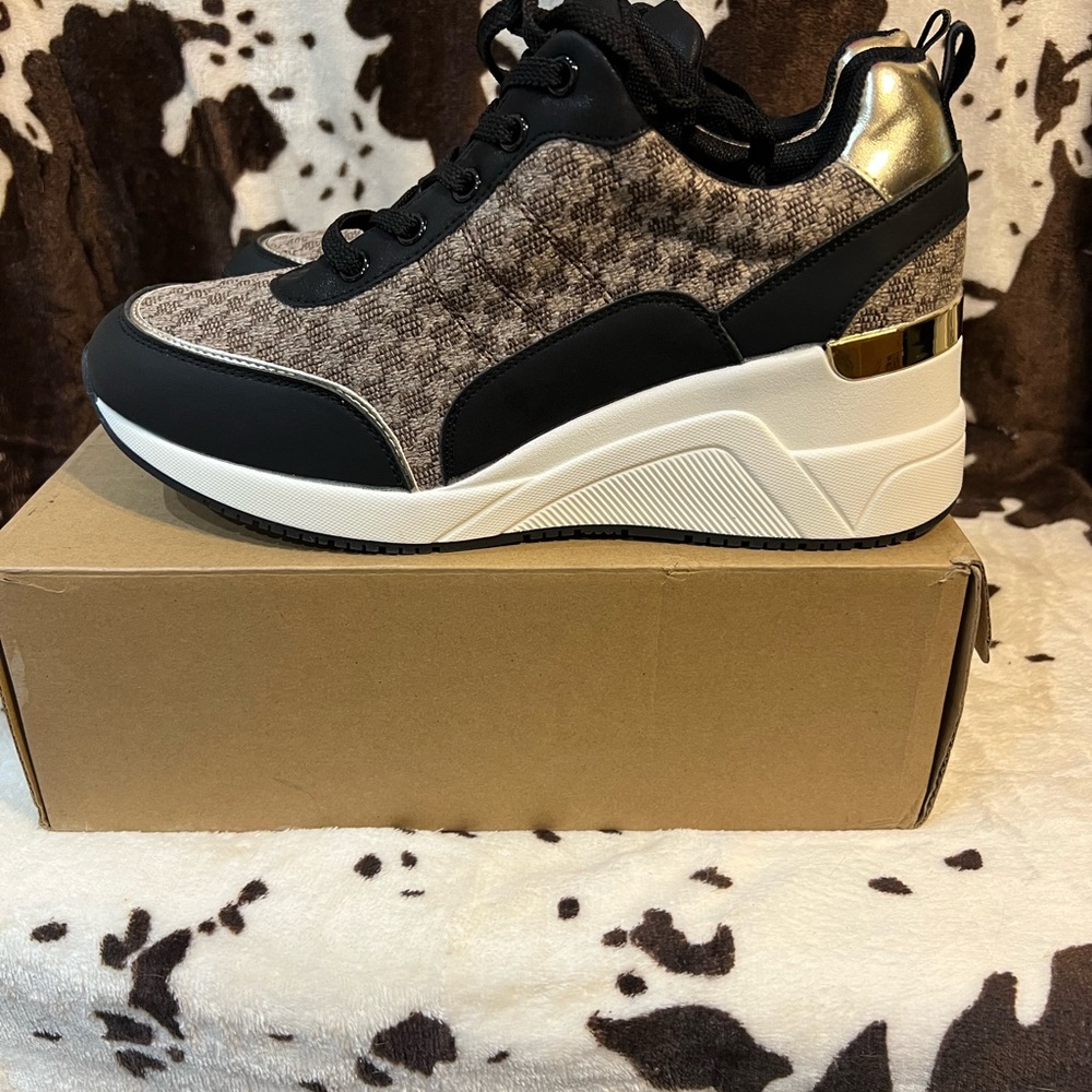 Elegant Women's Sneakers with Black and Gold Accents